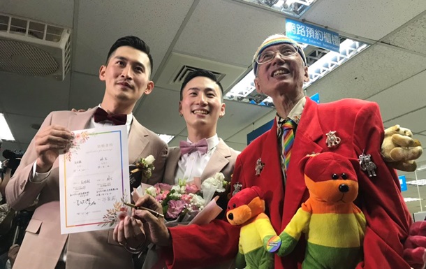 В Тайване прошли первые в истории гей-свадьбы