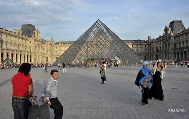Сотрудники Лувра бастуют и-за количества посетителей