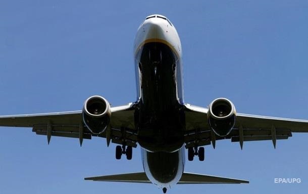 Занявшаяся сексом в самолете пара попала на камеру