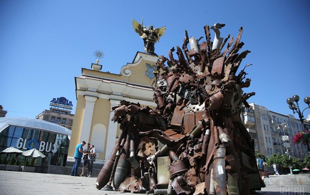 В Киеве появился Железный трон Востока из обломков снарядов из АТО 
