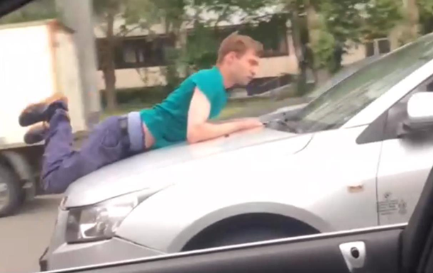 Разгневанная девушка прокатила ухажера на капоте авто 