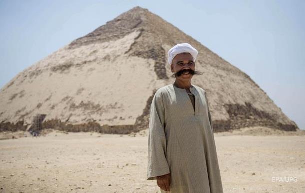 В Египте для туристов открыли  ломаную  пирамиду