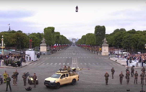 На военном параде во Франции показали в действии летающую реактивную доску