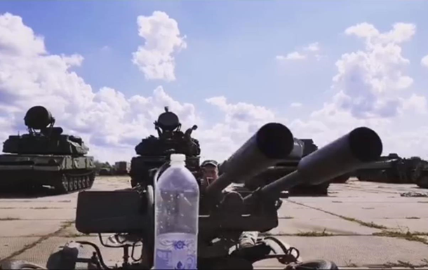 Украинский военный открутил пробку на бутылке зенитной установкой