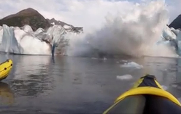 Туристы сняли на видео, как рядом с ними обрушился ледник