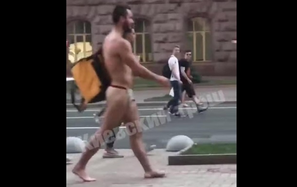 В Киеве на улице заметили мужчину в стрингах