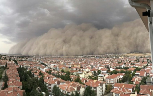 В Турции бушует ураган и песчаная буря