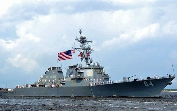 Американский эсминец движется в Черное море