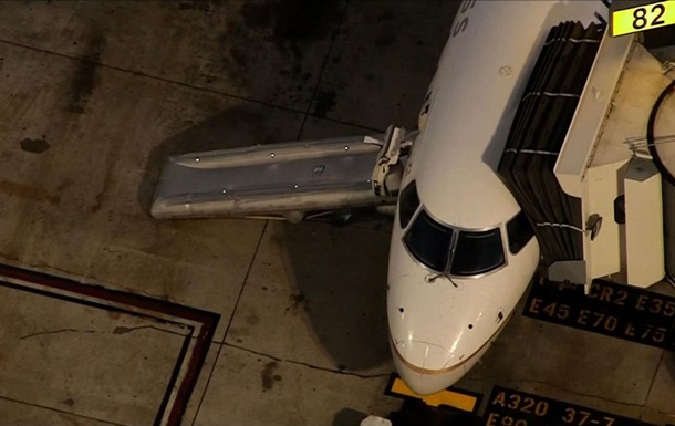В США мужчина выпрыгнул из выруливающего на взлетную полосу самолета