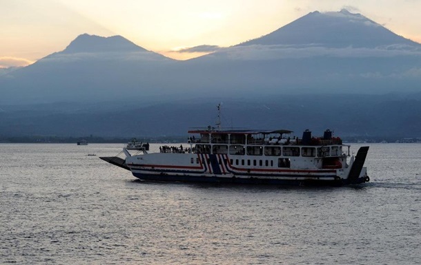 В Индонезии затонуло судно с 56 людьми на борту