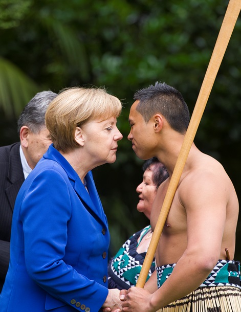ФОТО:Ангела Меркель с полунагим туземцем подорвала интернет