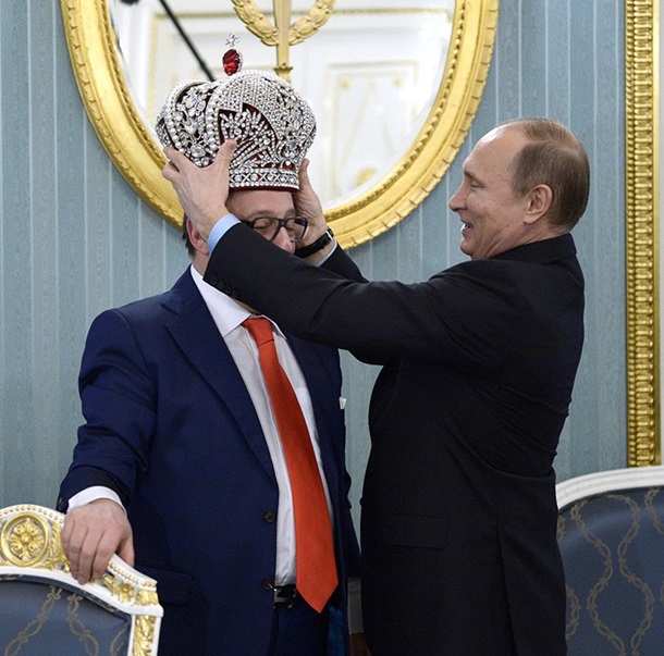Фото: Хазанов презентовал Путину копию короны правителя
