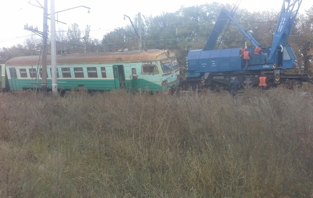 Фото: Около Макеевки поезд сошел с рельсов, свалив авто
