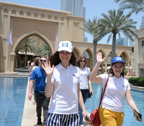 Открыт ли дубай для туристов сейчас. ОАЭ туристы. Туристы в Дубае. Одежда для Эмиратов для туристов. ОАЭ путешественники.