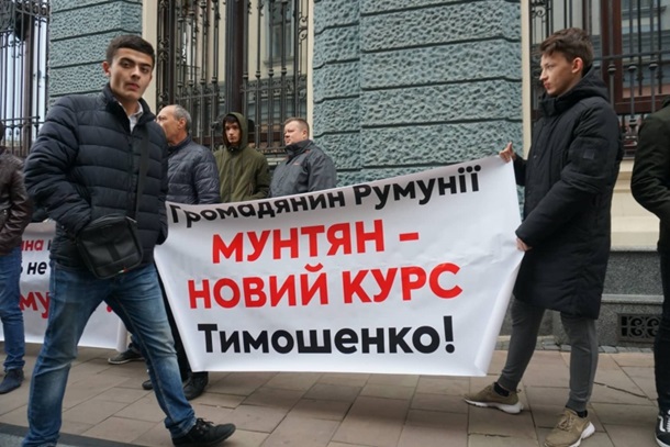 В Черновцах подрались сторонники и противники Юлии Тимошенко. ВИДЕО В Черновцах подрались сторонники и противники Юлии Тимошенко. ВИДЕО