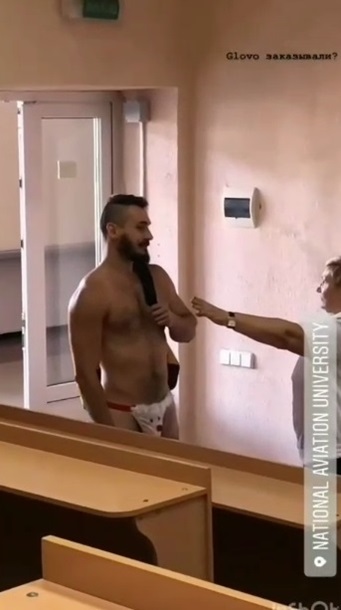 В киевские вузы заказы на лекции принес курьер в стрингах. ВИДЕО В киевские вузы заказы на лекции принес курьер в стрингах. ВИДЕО