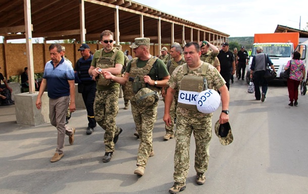 Главы Минобороны и Генштаба посетили около 20 позиций на передовой