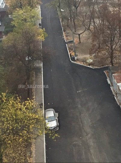В Харькове дорожники положили асфальт вокруг авто В Харькове дорожники положили асфальт вокруг авто