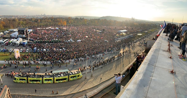 Сотни тысяч протестующих выдвинули ультиматум премьеру Чехии