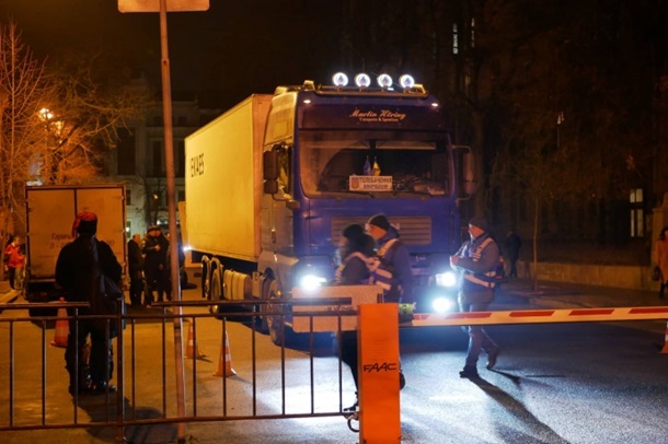 На Банковой собирается митинг, ставят палатки