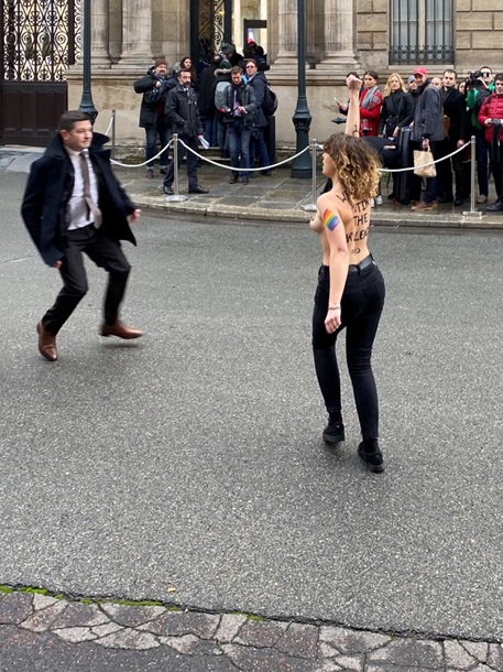 Активистки Femen провели акцию в Париже