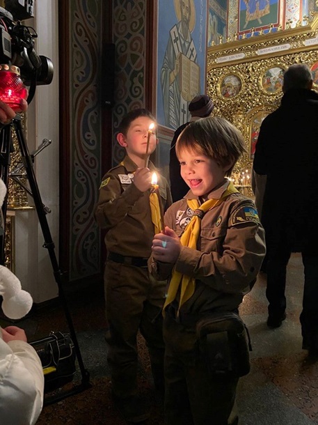 В Украину привезли Вифлеемский огонь мира