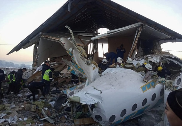 Катастрофа в Казахстане. Самолет протаранил здание