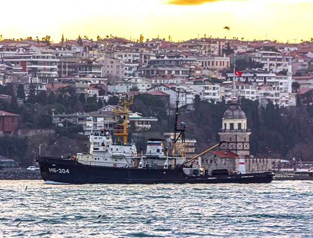 В Черное море на буксире завели десантный корабль РФ
