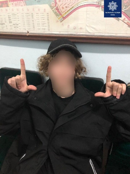 В Киеве полицейские сняли с крыши пьяных подростков В Киеве полицейские сняли с крыши пьяных подростков