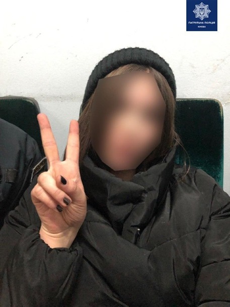 В Киеве полицейские сняли с крыши пьяных подростков В Киеве полицейские сняли с крыши пьяных подростков