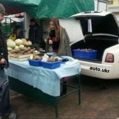 В Житомире женщина продавала картошку из элитного Rolls-Royce