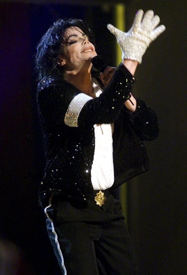Перчатка Майкла Джексона ушла с молотка за $104 тысячи 1