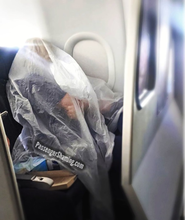Пассажирка во время полета полностью завернулась в полиэтилен. ФОТО