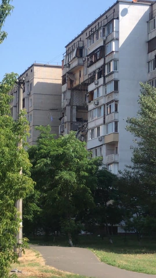 Взрыв в киевской многоэтажке: под завалами ищут людей