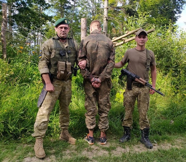 На Буковине беглец от пограничников застрял в колючей проволоке: ему вызывали «скорую» На Буковине беглец от пограничников застрял в колючей проволоке: ему вызывали «скорую»