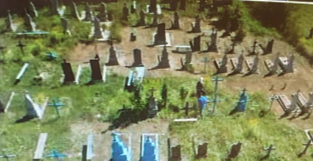 Для Микки Рурка выбрали место на кладбище в украинском селе. ФОТО