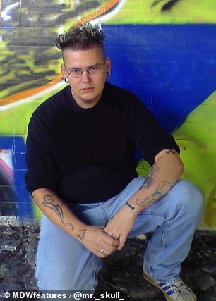 Любитель тату удалил уши и хранит их в банке. ФОТО Любитель тату удалил уши и хранит их в банке. ФОТО