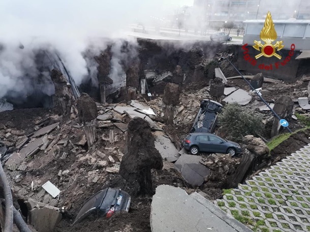 В Неаполе прогремел взрыв возле ковидного госпиталя - в огромную воронку свалились машины (ФОТО, ВИДЕО) 1