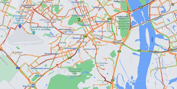 Киев остановился в пробках из-за снегопада, не прекращающегося более 30 часов. Фото