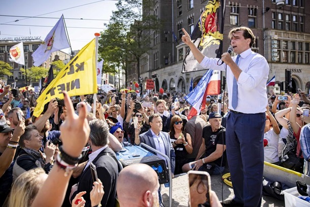В Амстердаме прошел большой протест коронаскептиков
