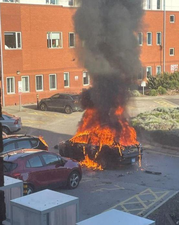 В Ливерпуле возле больницы взорвался автомобиль