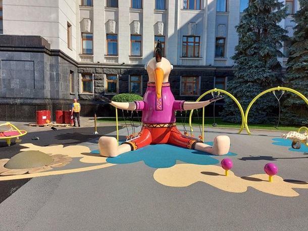 В Киеве «обезглавили» скульптуру петуха возле Офиса президента