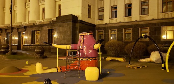 В Киеве «обезглавили» скульптуру петуха возле Офиса президента В Киеве «обезглавили» скульптуру петуха возле Офиса президента