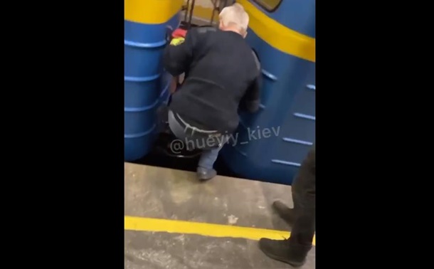 В столичном метро пассажир попал под поезд