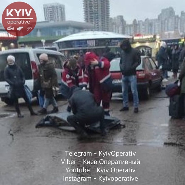 Возле метро в Киеве нашли окровавленный труп Возле метро в Киеве нашли окровавленный труп