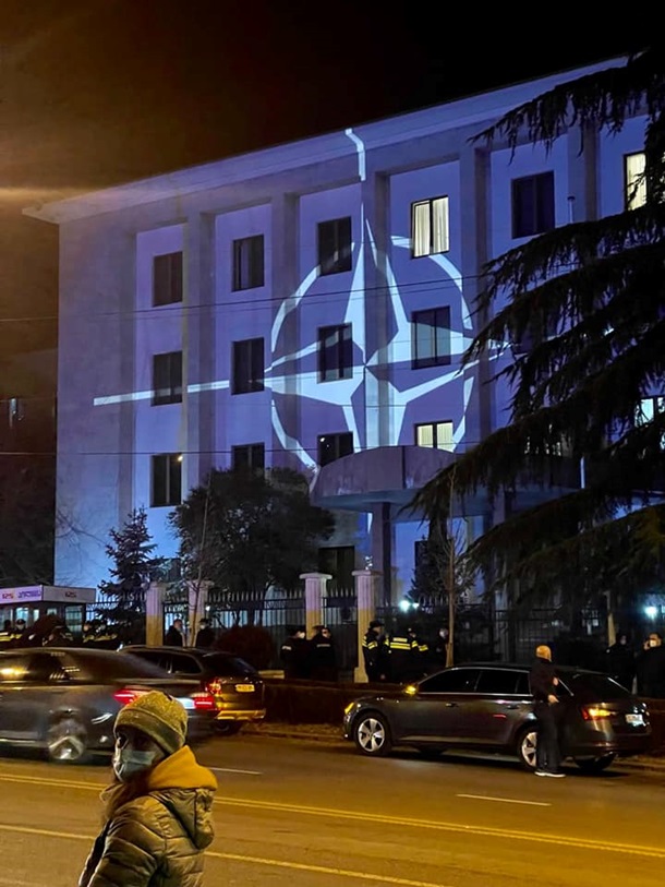 В Тбилиси на здание дипмиссии РФ спроецировали флаг Украины и эмблему НАТО