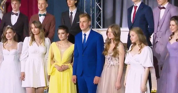 Сын Лукашенко с подругой предстали на выпускном в желто-синих нарядах
