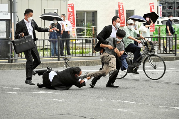 Стрельба на митинге. В Японии убили экс-премьера