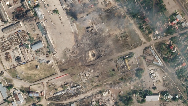Появилось спутниковое фото воронки после удара по россиянам в Новой Каховке