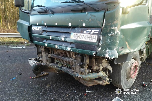 В Винницкой области столкнулись ВАЗ и грузовик: погибли два человека